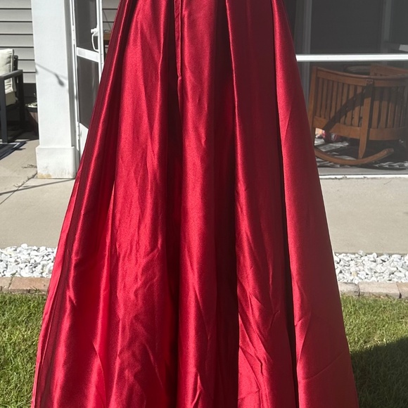 Red ballgown - Picture 13 of 13